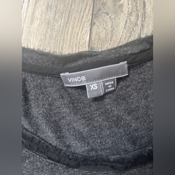 Vince women’s grey short sleeve top- GUC- size small - Picture 2 of 8